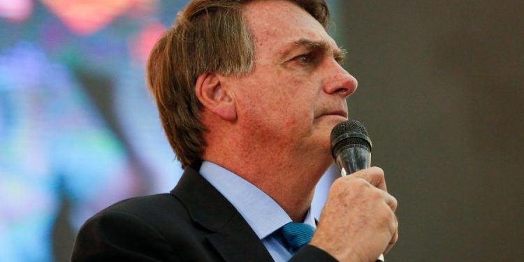 Caso caia o veto a absorventes, Bolsonaro diz que irá tirar dinheiro da saúde e da educação