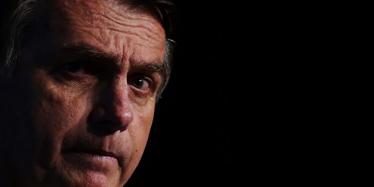 YouTube remove live de Bolsonaro postada no canal do filho