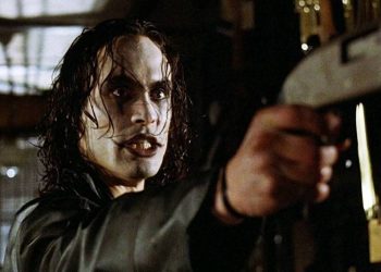 O ator Brandon Lee em cena do filme "O Corvo" (1994) (Foto: Divulgação)