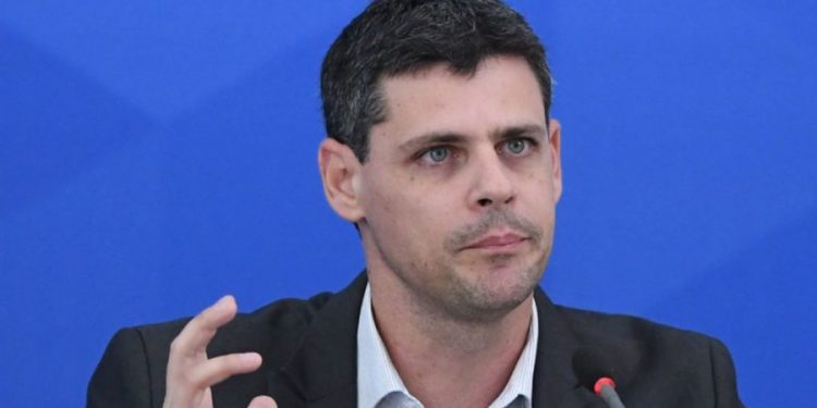 Quatro secretários de Guedes pedem demissão após plano de furo no teto