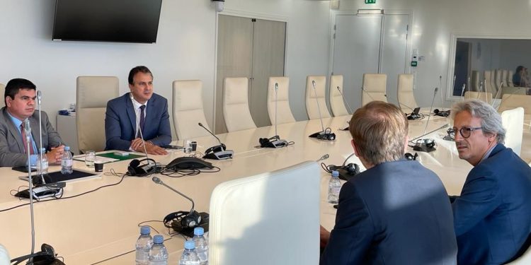 Em Paris, Camilo se reúne com Air France/KLM e negocia ampliação de voos diretos para o Ceará