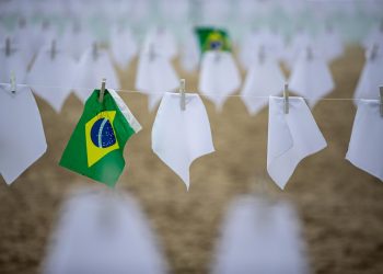 ONG Rio de Paz estende lenços brancos, em Copacabana em ato pela memória dos mortos pela Covid no Brasil (Foto: Hermes de Paula/Agência O Globo)