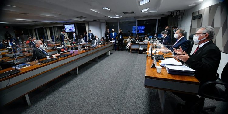 CPI aprova relatório que sugere indiciamento de Bolsonaro e mais 79