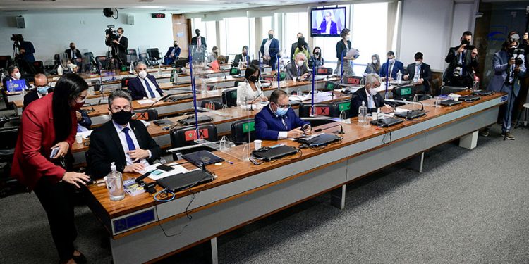 CPI se reúne e deve aprovar relatório que responsabiliza Bolsonaro; assista