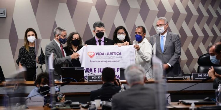 Parentes de vítimas da Covid-19 se emocionam na CPI e criticam Bolsonaro