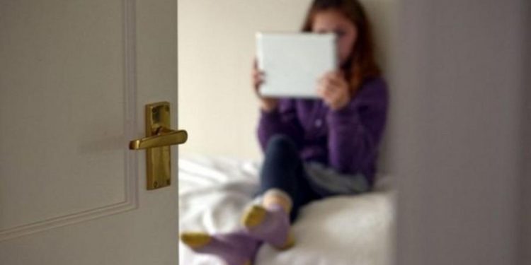 Uso de eletrônicos ficou tão embrenhado no nosso cotidiano que métricas como tempo de tela deixaram de ter o mesmo sentido (Foto: Getty Images)