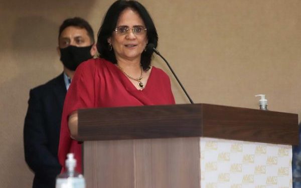 Damares defende veto de Bolsonaro: ‘A prioridade é vacina ou absorvente?’