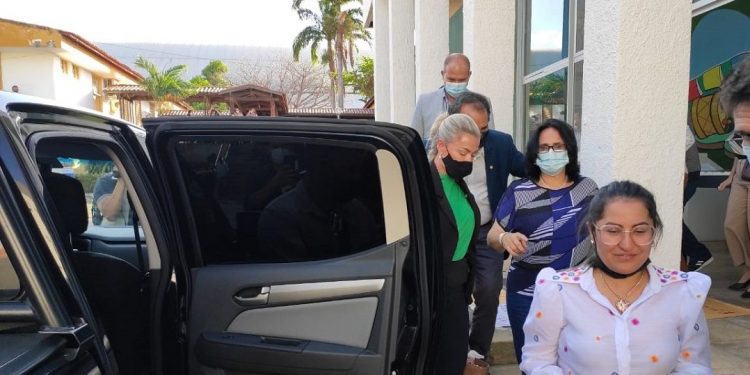 No Crato, ministra Damares Alves é recebida com protestos e gritos contra Bolsonaro