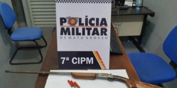 Homem tenta matar porco e acaba atirando três vezes em si mesmo em chácara