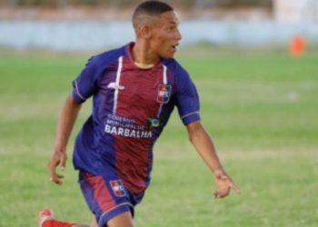 Felipe está internado no Hospital Santo Antônio, em Barbalha. Suspeitos da tentativa de homicídio estão foragidos (Foto: Reprodução)