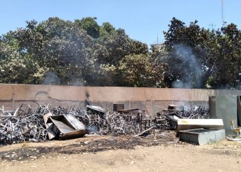 Apenas mesas e cadeiras foram atingidas no incêndio (Foto: Filipe Guimarães)