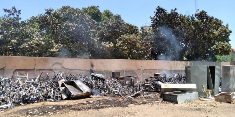 Apenas mesas e cadeiras foram atingidas no incêndio (Foto: Filipe Guimarães)
