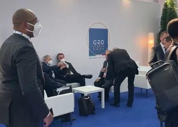 Isolado, Bolsonaro conversa com Guedes na antessala do G20 (Foto: Reprodução)