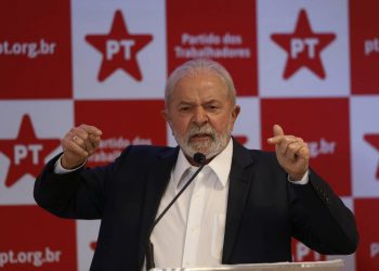 O ex-presidente Luiz Inácio Lula da Silva (PT) durante entrevista coletiva em Brasília (Foto: Lucio Tavora/Xinhua)
