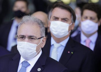 O ministro da Saúde, Marcelo Queiroga, e o presidente Jair Bolsonaro deixam encontro no Palácio da Alvorada de máscara (Foto: Raul Spinass/Folhapress)