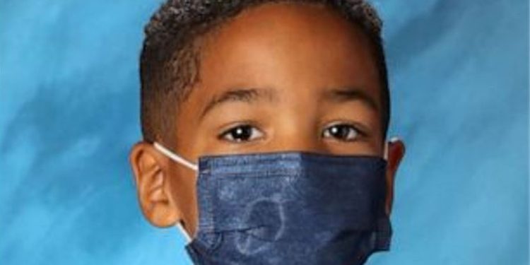 Criança se recusa a tirar máscara na hora da foto da escola e recebe R$ 180 mil como ‘prêmio’ pela boa conduta