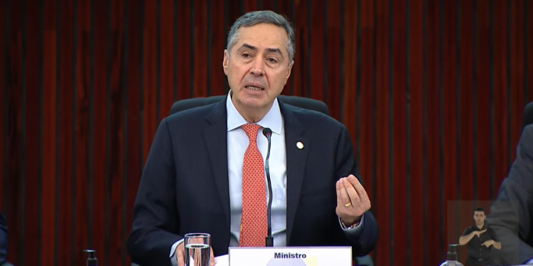 Barroso envia à PGR pedido de apuração sobre mentiras de Bolsonaro em live