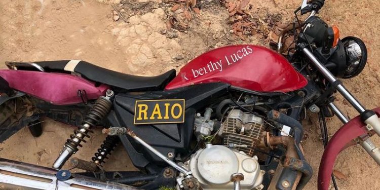 Militares do RAIO encontram moto ‘depenada’ em matagal em Crato