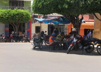 Mesmo com a revogação do decreto, muitos novolindenses transitavam sem máscara nos espaços públicos da cidade nesta quinta (Foto: Antonio Rodrigues)