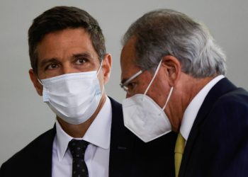 O presidente do Banco Central, Roberto Campos Neto, e o ministro da Economia, Paulo Guedes, durante cerimônia em Brasília (Foto: Ueslei Marcelino/Reuters)