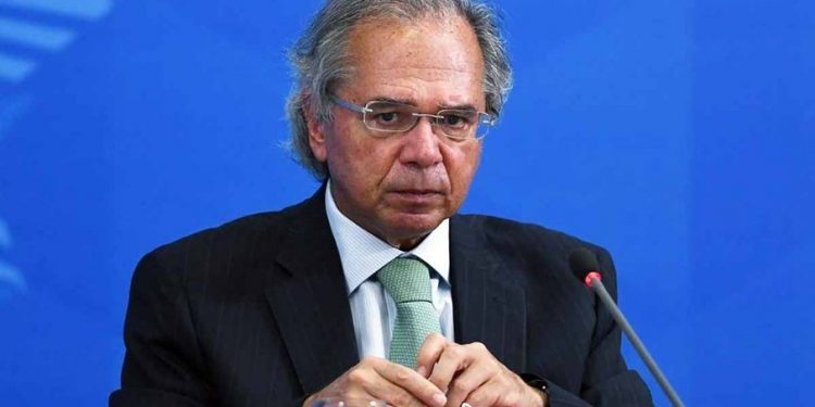 Auxílio emergencial pode ser prorrogado se nova variante surgir, diz Guedes