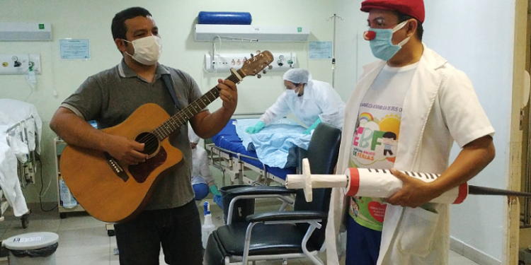 Hospital Regional do Cariri volta a receber o projeto “Faz-me rir na missão”