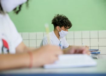 Alunos devem apresentar atestado médico para permanecerem em ensino híbrido ou virtual no Ceará
