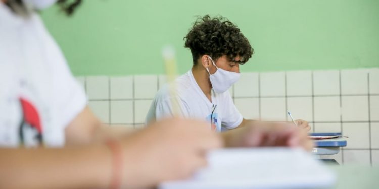 Alunos devem apresentar atestado médico para permanecerem em ensino híbrido ou virtual no Ceará