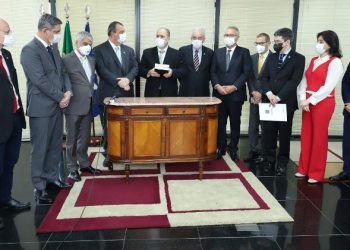 O procurador-geral da República, Augusto Aras, recebeu o relatório final da CPI da Covid das mãos de senadores (Foto: Antonio Augusto/Secom/MPF)