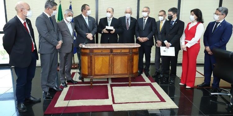 Aras recebe relatório da CPI da Covid e fala em ‘avançar na apuração’