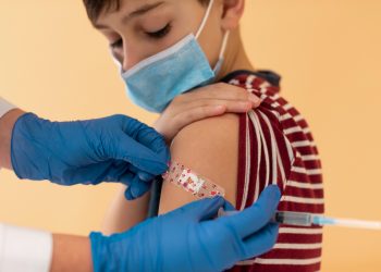 Apesar da aprovação da Anvisa, Ministério da Saúde ainda não divulgou previsão para início da vacinação da nova faixa etária (Foto: Freepik)