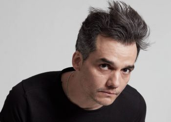 Bolsonaro veio do esgoto da história, diz Wagner Moura