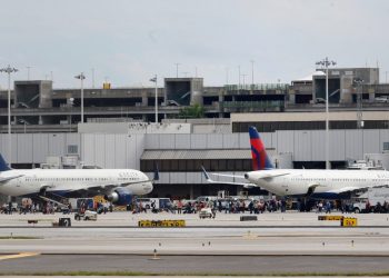 Imagem de 2017 do aeroporto de Miami (Foto: Al Diaz/Miami Herald via AP)