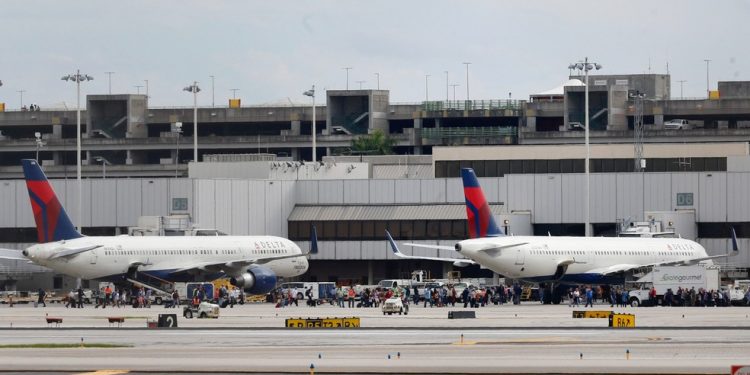 Imagem de 2017 do aeroporto de Miami (Foto: Al Diaz/Miami Herald via AP)