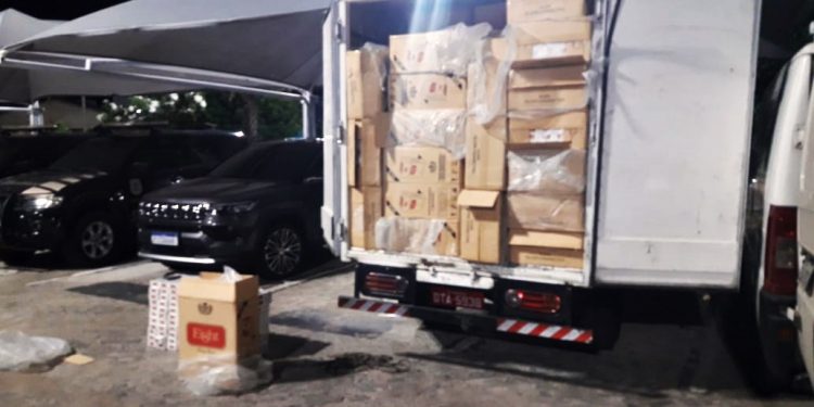 205 caixas e 154 pacotes de cigarro contrabandeados são apreendidos pela Polícia Militar em Crato