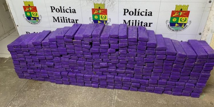 Motorista fura barreira da polícia e acaba preso com mais de 210 kg de drogas em Morada Nova