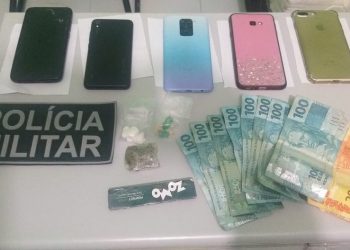 Celulares, drogas e dinheiro foram apreendidos com o grupo no motel em Mauriti (Foto: Divulgação/PMCE)