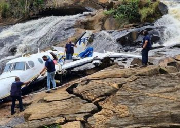 Avião que caiu com Marília Mendonça é retirado de cachoeira