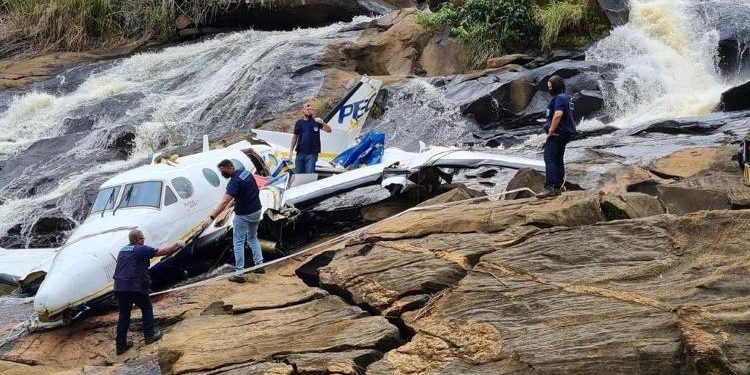 Avião que caiu com Marília Mendonça é retirado de cachoeira