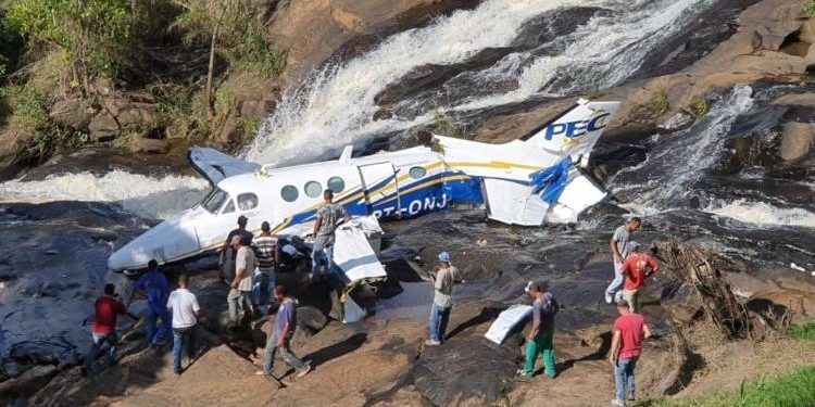 Colisão com fio, vidro embaçado: dúvidas sobre avião de Marília Mendonça