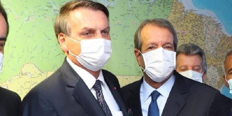 Bolsonaro se reúne com Valdemar Costa Neto e acerta filiação ao PL