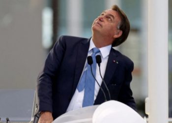 Jair Bolsonaro durante entrevista coletiva em viagem a Dubai, em 15 de novembro (Foto: AFP)