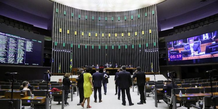 Câmara aprova em 2º turno PEC dos Precatórios que bancará Auxílio Brasil