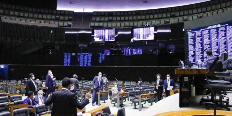 Câmara aprova medida que cria o Auxílio Brasil; texto vai ao Senado