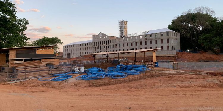 Camilo Santana visita obras do Centro Cultural do Cariri, no Crato