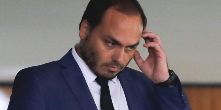 Instagram oculta postagens falsas de Carlos Bolsonaro sobre Lula