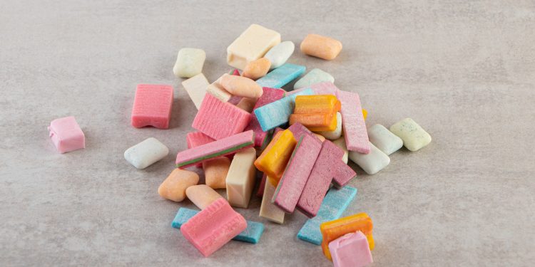 Cientistas criam chiclete que diminui a transmissão do coronavírus