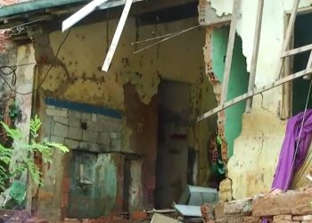 Padeiro teve a casa invadida pelas águas da chuva. Ele perdeu geladeira, fogão e botijão de gás (Foto: Reprodução/TV Verdes Mares)