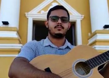 Repentista cratense improvisa cantoria para celebrar reconhecimento da arte como patrimônio cultural do Brasil