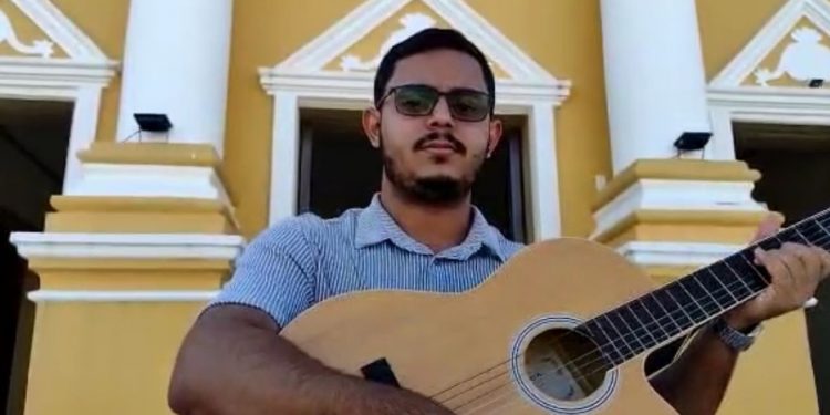 Repentista cratense improvisa cantoria para celebrar reconhecimento da arte como patrimônio cultural do Brasil